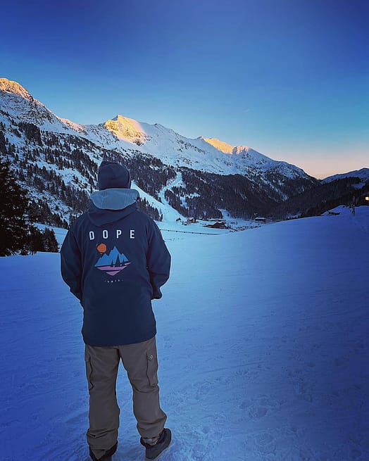 Kund @true_zorbi i Dope Yeti 2022 Snowboardjacka Herr Pine Metal Blue